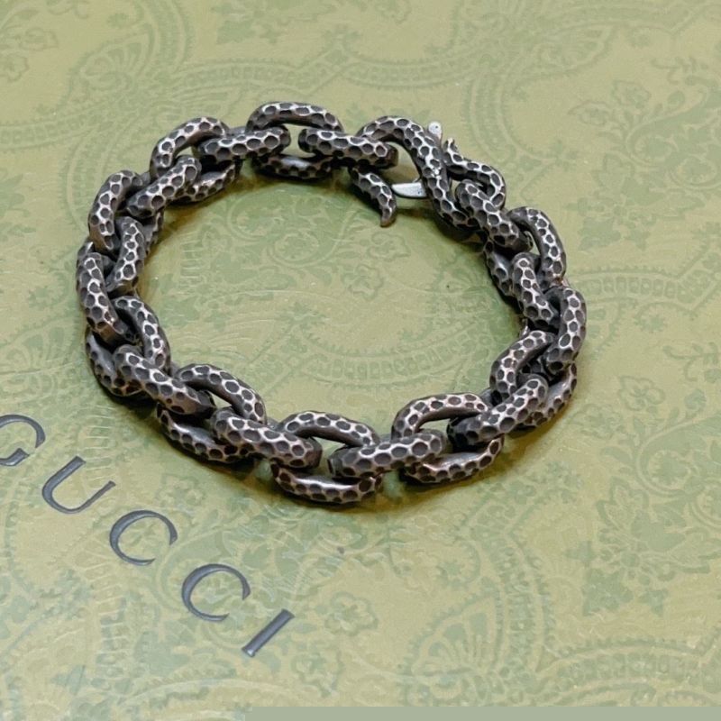 G*u*i bracelets